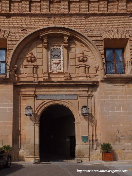 PUERTA DE ENTRADA AL PARADOR